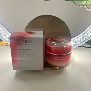 Shiseido Essential Energy Cream in Red Jar
